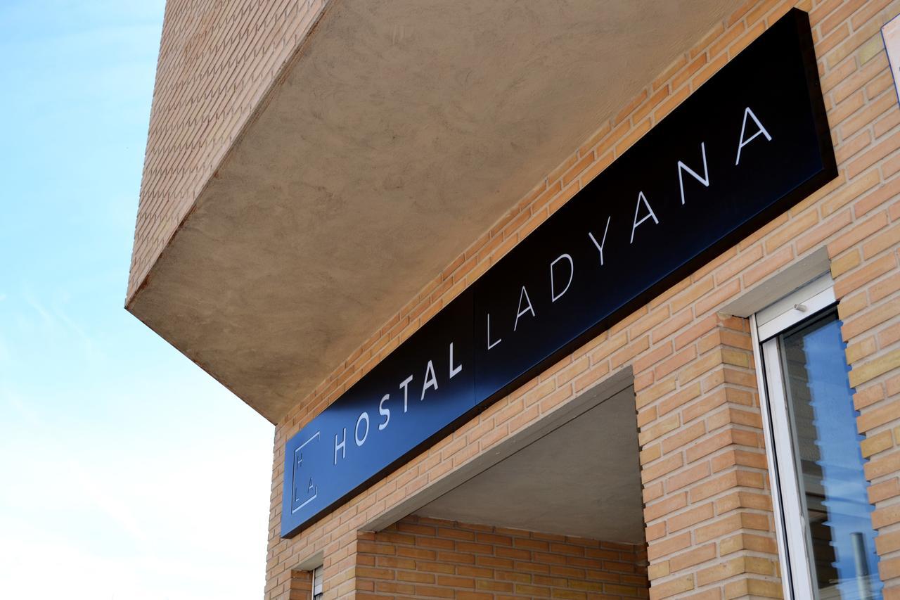 Hostal Lady Ana Maria Collado Villalba Exteriör bild