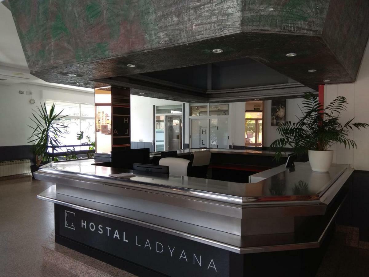 Hostal Lady Ana Maria Collado Villalba Exteriör bild