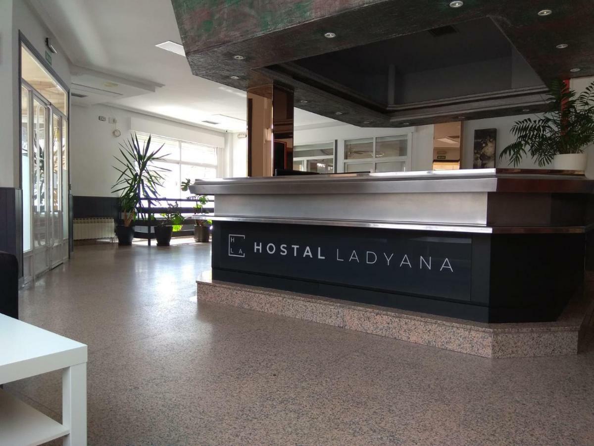 Hostal Lady Ana Maria Collado Villalba Exteriör bild
