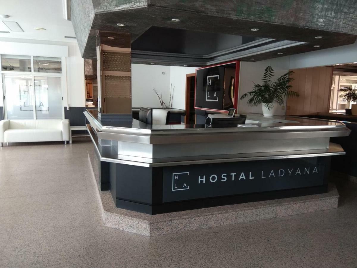 Hostal Lady Ana Maria Collado Villalba Exteriör bild